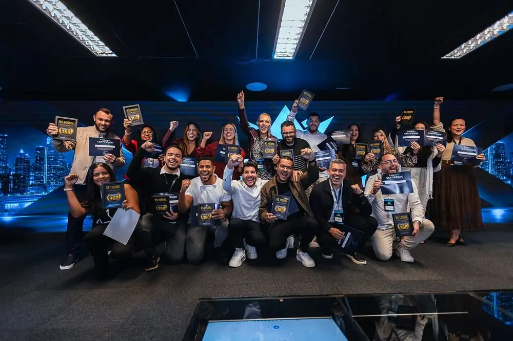 Empresários formados no Ecossistema Consultor 360 em palco